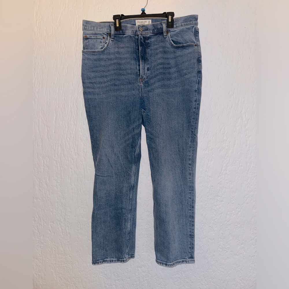 NEW ABERCROMBIE The ankle straight ultra high-rise jeans, size 16.